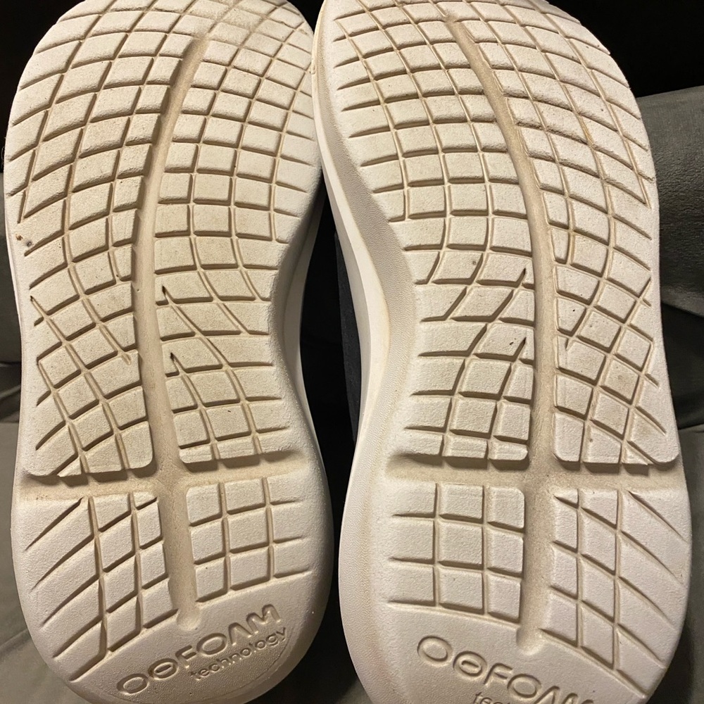 OOFOS Men's Black and Gray Shoes - Picture 6 of 7